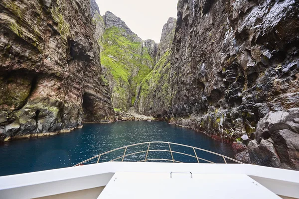 Çarpıcı yeşil kayalıklar ve mağara. Atlantik Okyanusu, Faroe adaları. — Stok fotoğraf