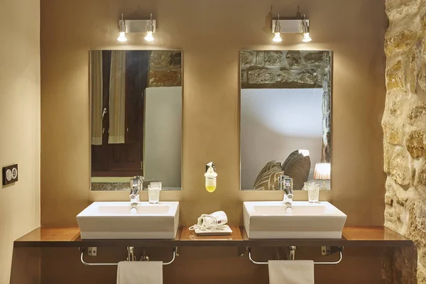 Apartamento interior con lavabos y espejos. Arquitectura decoración —  Fotos de Stock