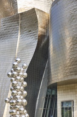 Bilbao şehir Guggenheim müzesi titanyum metalik cephe. Tur
