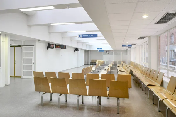 Área de espera interna do hospital. Centro de saúde interior moderno — Fotografia de Stock