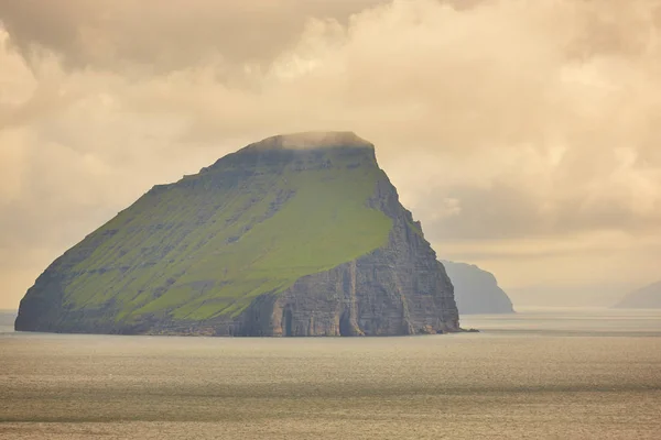 Faeröer eilanden bewolkt landschap en Atlantische Oceaan. Vagar — Stockfoto