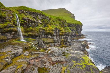 Şelale ve Atlantik Okyanusu ile Faroe adaları manzara. Mikla