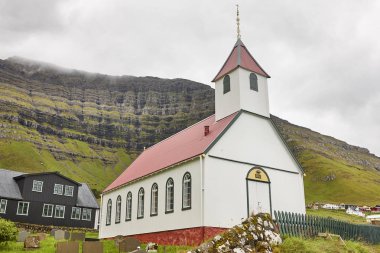 Pitoresk kilise ile Kunoy Geleneksel Faroe köyü. Çok