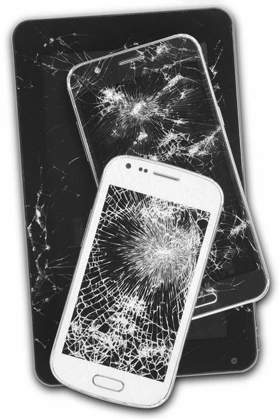 Smartphone con schermi danneggiati isolati su bianco. Riparazione equipaggiare — Foto Stock