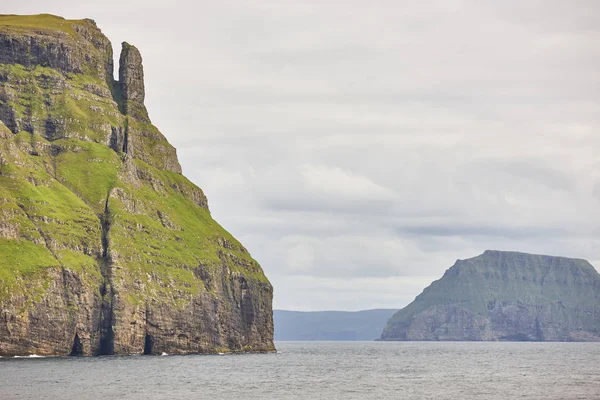 Faerské ostrovy zelená krajina a Atlantický oceán. Vagár — Stock fotografie