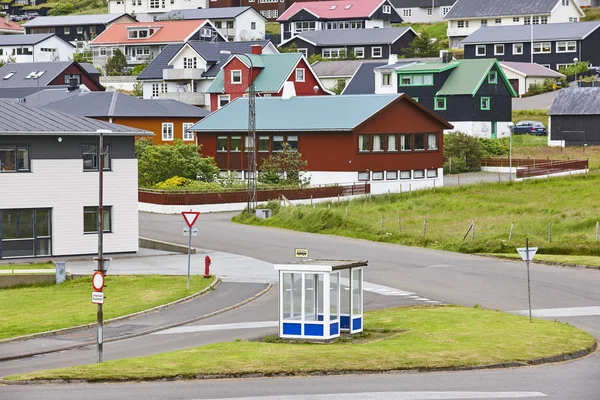 Boş otobüs durağı ile Faroe adaları geleneksel köy, Eysturoy — Stok fotoğraf