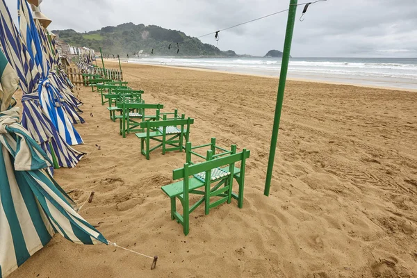 Zarautz pueblo playa de arena con sombrillas día nublado. España — Foto de Stock