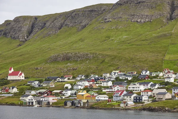 Suduroy adasındaki geleneksel Faroe köyü. Fiyort manzarası. — Stok fotoğraf