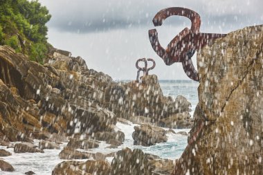 Donostia kıyı şeridi dönüm noktası kaya oluşumları. Peine del Viento. S
