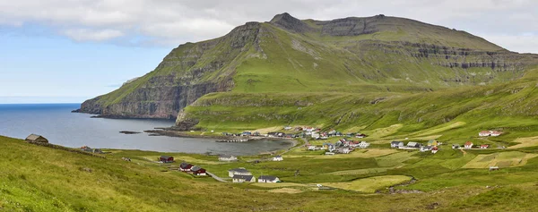 Panorámica verde Islas Feroe paisaje y costa pueblo, F — Foto de Stock