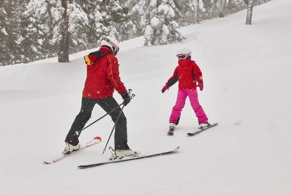 Dítě se učí lyžovat s instruktorem. Zimní — Stock fotografie