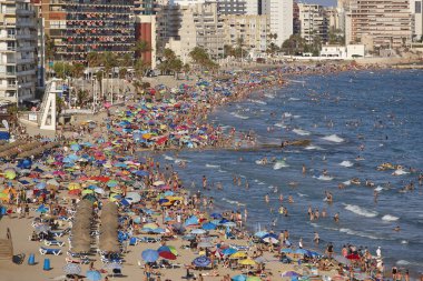İspanya Akdeniz kıyı şeridi. Calpe plaj. Yaz kalabalık. Ali
