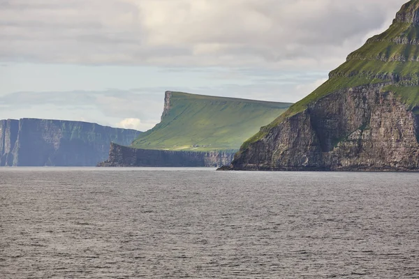 Pintoresco paisaje de acantilados verdes y el océano atlántico. Islas Feroe — Foto de Stock