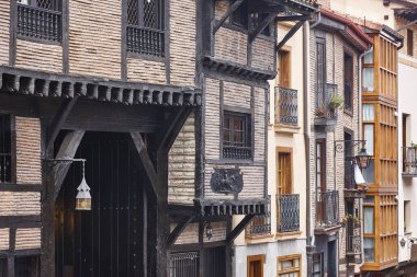 Vitoria-Gasteiz şehir meydanında antik binalar cepheler, Euskad