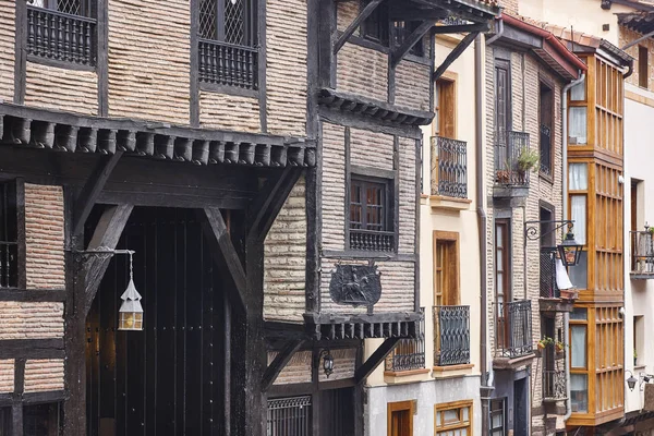 Vitoria-Gasteiz şehir meydanında antik binalar cepheler, Euskad — Stok fotoğraf