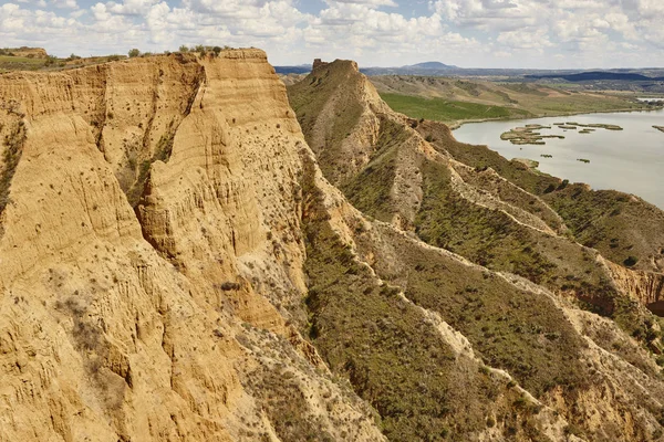 Arcilla roja erosión barranco y río. Paisaje erosionado. España —  Fotos de Stock