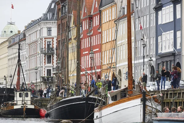 Centro de Copenhaguen. Nyhavn canal paisaje urbano colorido buildin —  Fotos de Stock