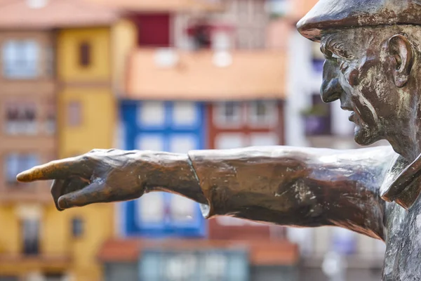 Fisherman sculpture in a traditional spanish fishing village of — Stock Photo, Image