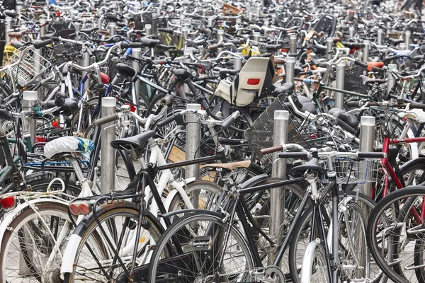 Innerstädtischer Parkplatz für Fahrräder in Kopenhagen. Verkehr — Stockfoto