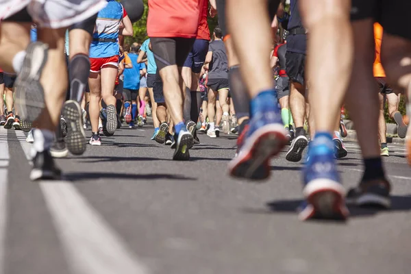 Corredores de maratona na rua. Estilo de vida saudável. Atleta urbano — Fotografia de Stock