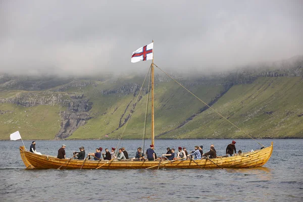Traditionele Faeröerse houten schip met roeiers en vlag. Faroer — Stockfoto