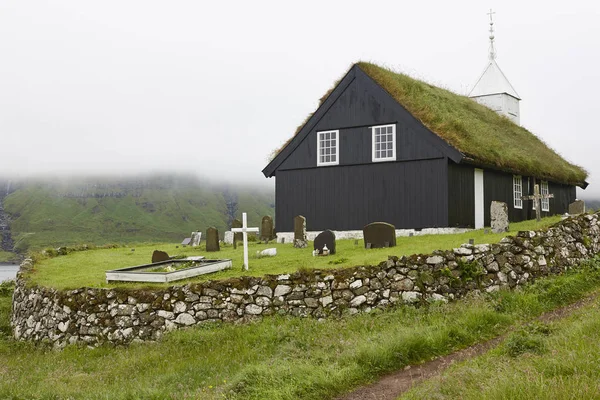 Faroe adaları nda geleneksel çim kilise sisli bir gün. Kaldbak vill — Stok fotoğraf