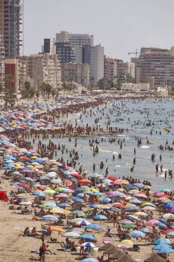 İspanya Akdeniz kıyı şeridi. Calpe plaj. Yaz kalabalık. Ali
