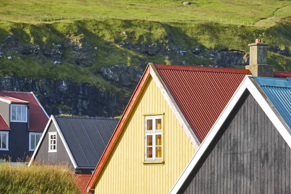 Traditional feroe islands village with colored rooftops and gree — ストック写真