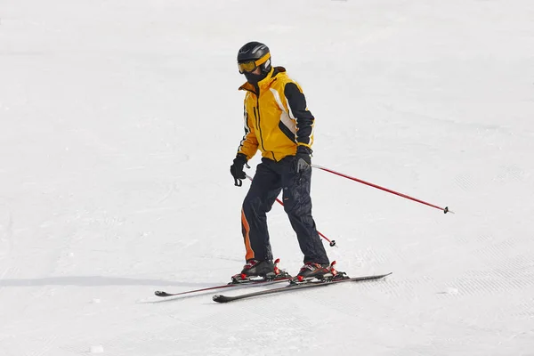 O homem começa a aprender a esquiar. Desporto de Inverno . — Fotografia de Stock