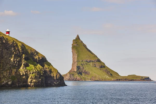 Färöarna kustklippor landskap i vagar Island. — Stockfoto