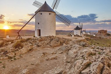 İspanya'da gün batımında geleneksel antika yel değirmenleri. Consuegra, Tol