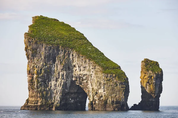 Faröer eilanden kustlijn kliffenlandschap in Vagar Island. — Stockfoto