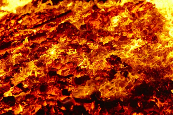 Fuoco. Materiale incandescente vulcanico. Falò di carbone bollente. Carbo — Foto Stock