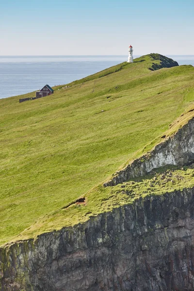 Mykines fyr och klippor på Färöarna. Vandrings landmärke — Stockfoto