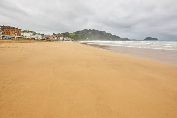 Zarautz písečná pláž v oblačném dnu. Baskicko, Španělsko — Stock fotografie