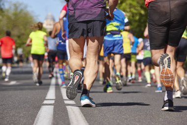 Maraton koşucuları sokakta. Sağlıklı yaşam tarzı. Atletler effo
