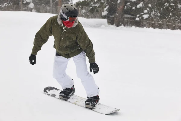 Snowboarding na snow lesní krajina. Zimní sport — Stock fotografie