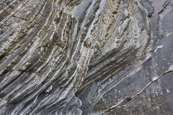 Flysch formação rochosa dramática costa cantábrica em Zumaia, Eu — Fotografia de Stock