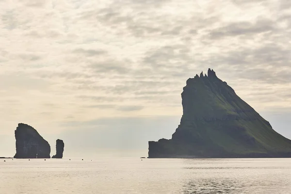 落日时分，法罗群岛在大西洋上的悬崖上。 图景 — 图库照片