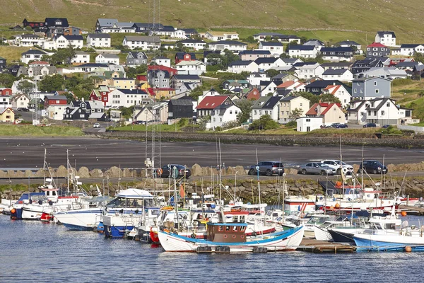 Traditioneel Faeröerse dorp met haven strand en huizen. Sorvag — Stockfoto