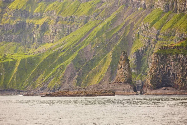 Groene rotsachtige berg fjord landschap in Faeröer eilanden. Vagar — Stockfoto