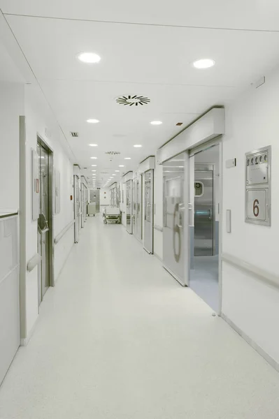 Sjukhus operationssalen korridor. Vårdcentral medicinska gra — Stockfoto