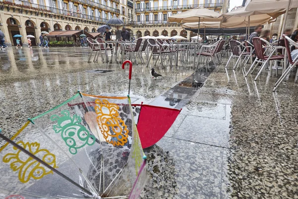 El casco antiguo de Donostia bajo la lluvia. País Vasco, España — Foto de Stock