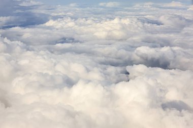  Gökyüzünde beyaz bulutlar. Temiz doğa arka planı