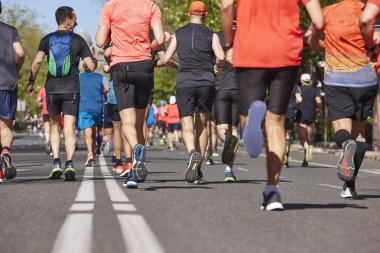 Maraton koşucuları sokakta. Sağlıklı yaşam tarzı. Şehirli atlet