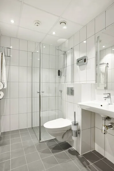 Interior moderno de diseño de baño limpio en azulejos de color blanco —  Fotos de Stock