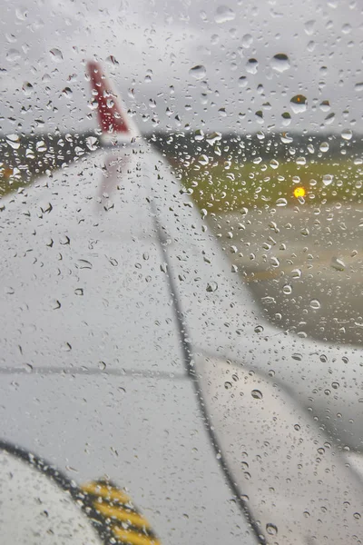 飞机窗上的雨天在逃跑 — 图库照片