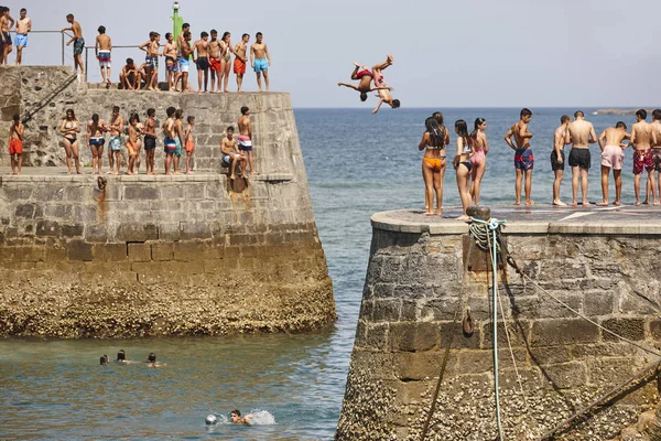 Adolescentes a saltar para a água. Verão tempo de diversão — Fotografia de Stock