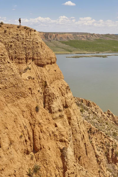 Rote Tonerosionsrinne und Fluss. Erodierte Landschaft. Spanien — Stockfoto