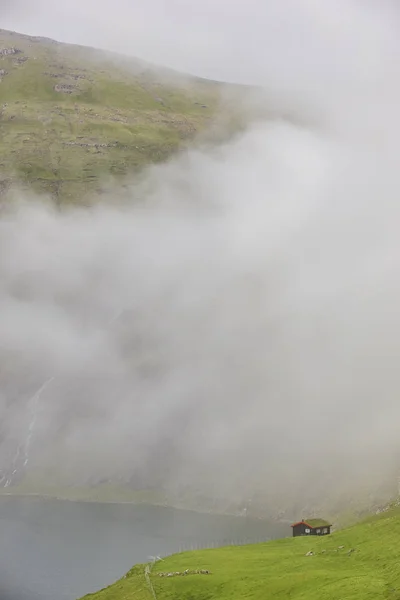 Faroe sisli resimli manzarası Saksun 'da kara evi olan. — Stok fotoğraf